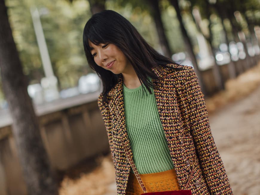 Paris Streetstyle Frau trägt Pony und stylischen Look