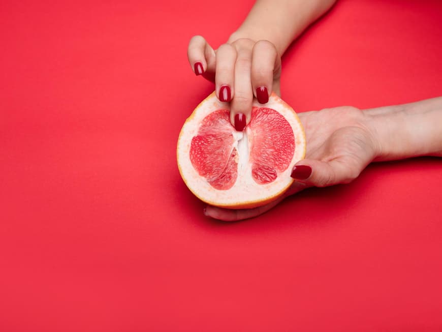 Wir haben hilfreiche Tipps zur Selbstbefriedigung bei Frauen. Finger in Grapefruit