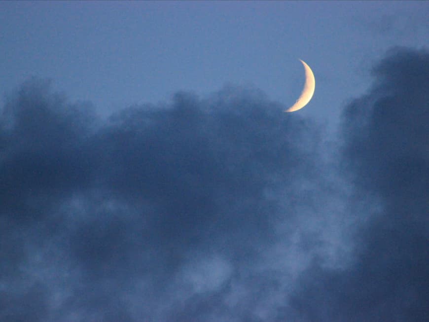 Sternzeichen Pech August Halbmond am Himmel