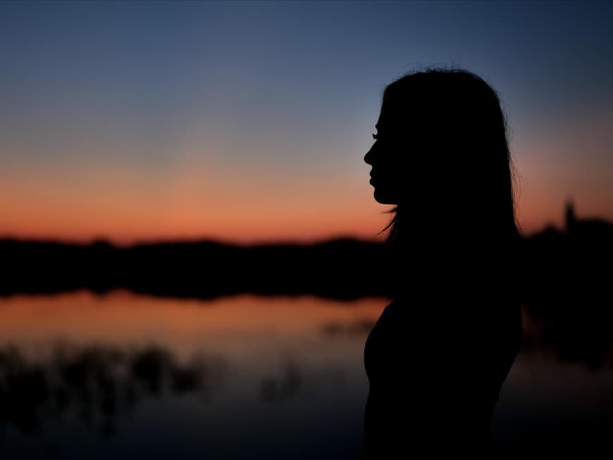 Sternzeichen Pech im September Frau bei Dämmerung