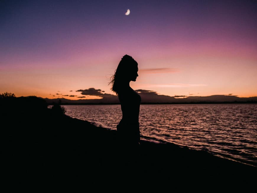 Sternzeichen Rückschlag Frau mit Mond am Strand