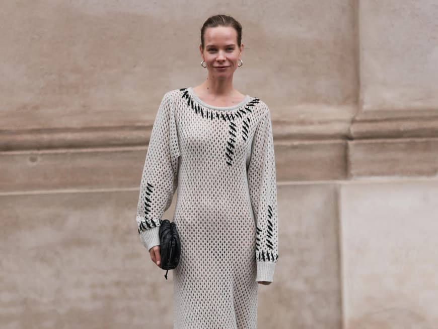 Frau in Strickkleid