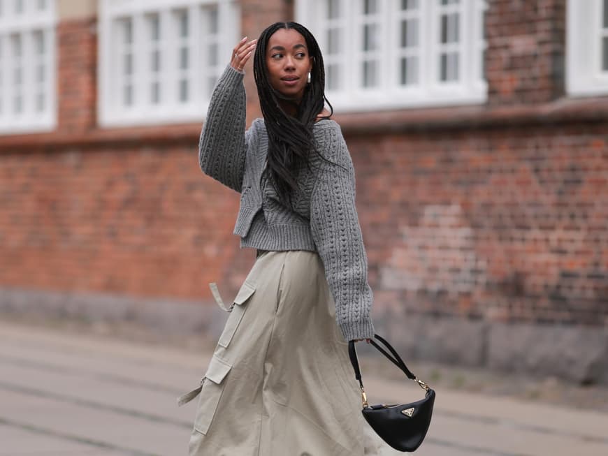 Frau in grauem Pullover