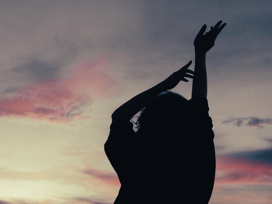 Frau vor Wolkenhimmel