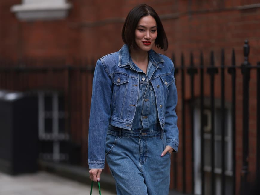 Frau im Jeanslook