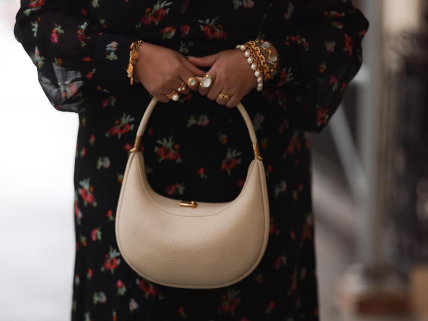 Frau mit beiger Tasche