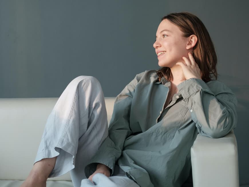 Frau auf dem Sofa