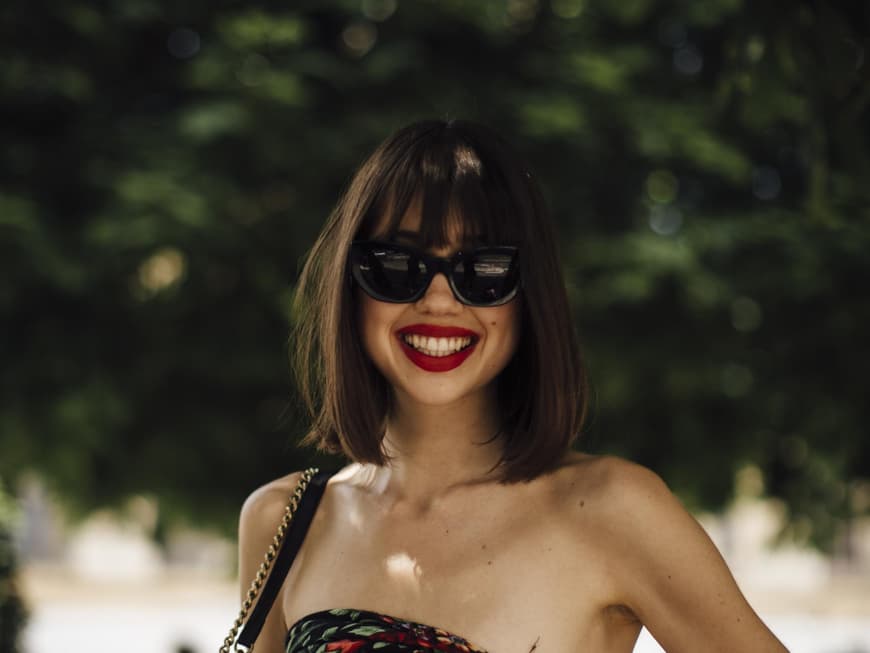 Frau mit Bob und Sonnenbrille