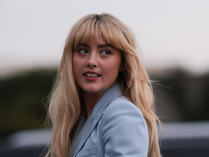 Frau mit Pony auf New York Fashion Week