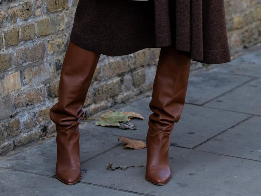3 Outfit-Ideen, um braune Stiefel stylisch zu kombinieren Frau trägt braune Stiefel