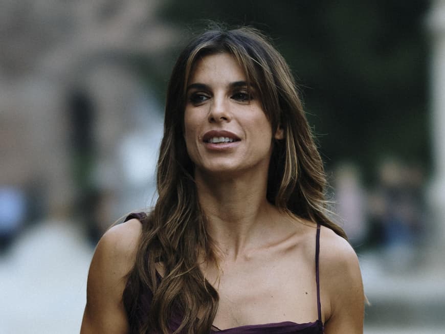Mailand Fashion Week Frau trägt Slip Dress und offene Haare Mailand Fashion Week Frau trägt Slip Dress und offene Haare