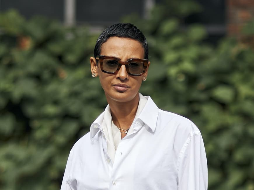 Mailand Fashion Week Streetstyle Frau trägt kurze schwarze Haare und angesagten Look