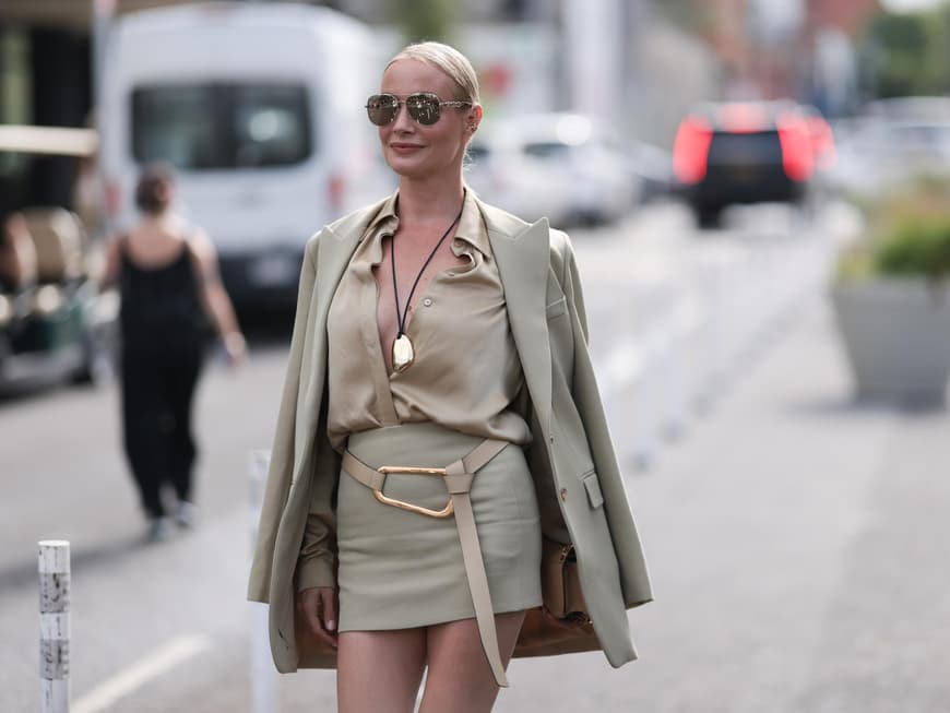 Frau in monochromem Beige-Look