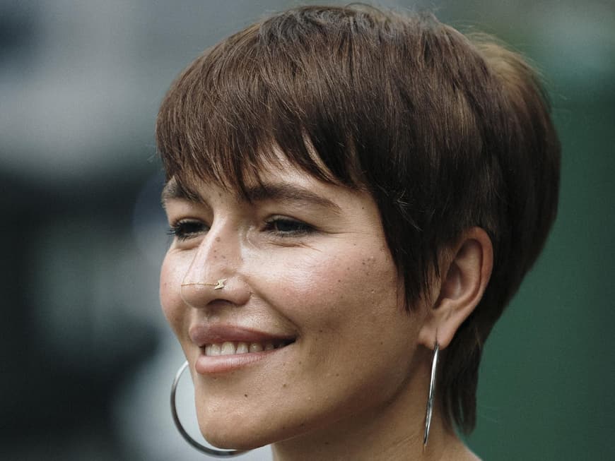 Frau mit Pixie Cut