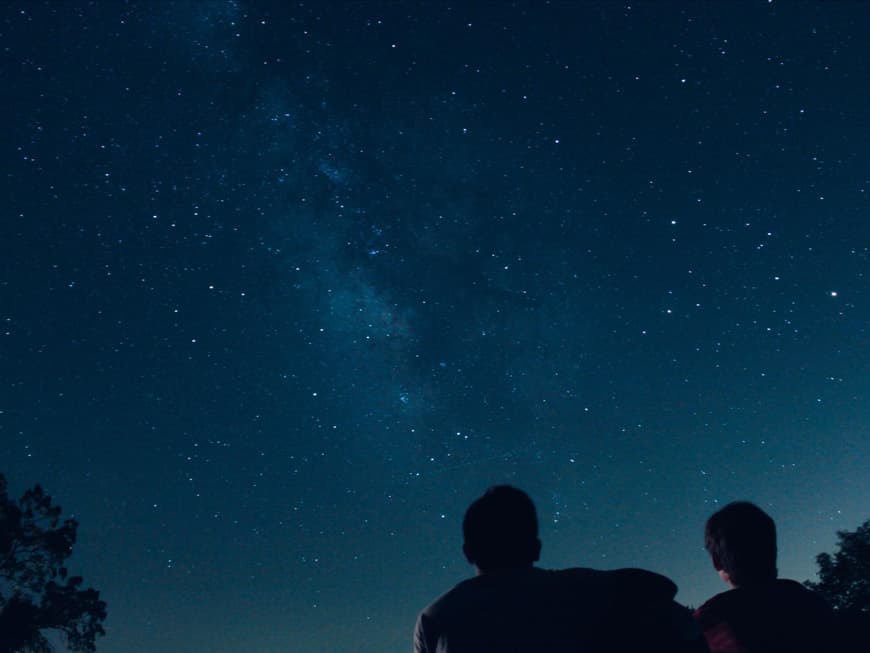 Personen vor Sternenhimmel
