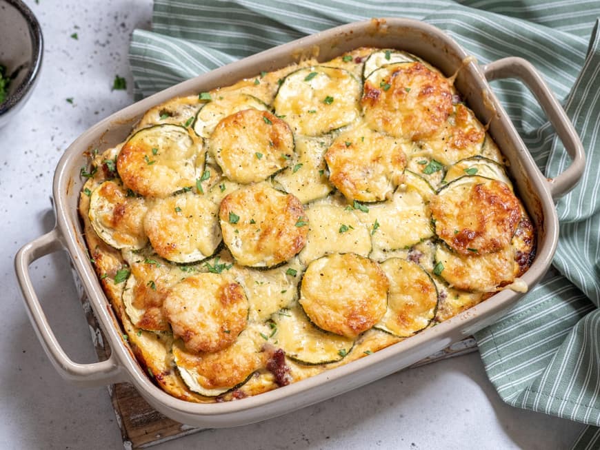 Zucchini-Auflauf auf dem Tisch