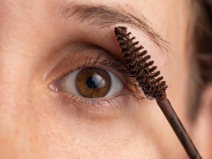 Mascara-Bürste am Auge