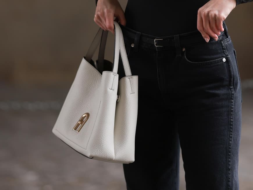 Frau mir beiger Tasche 