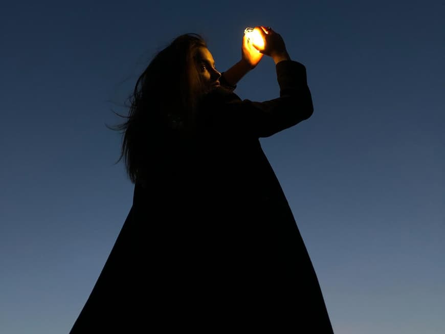 Sternzeichen Frau in der Nacht mit Lampe