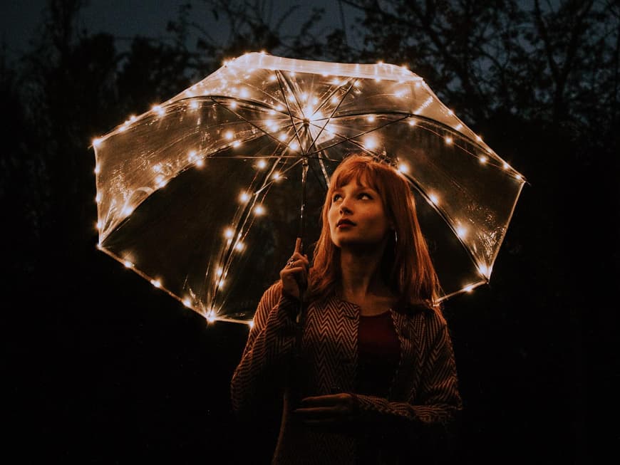 Sternzeichen Frau in der Nacht mit leuchtendem Schirm