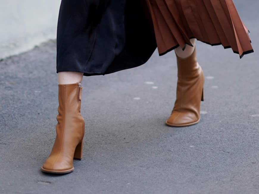 Frau trägt braune Stiefeletten