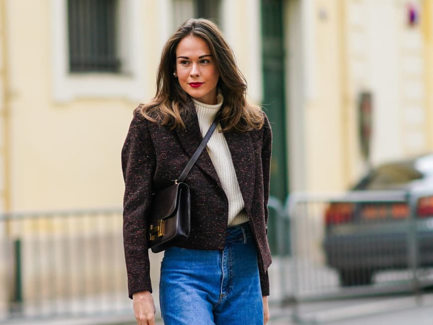 Frau trägt kurze Herbstjacke