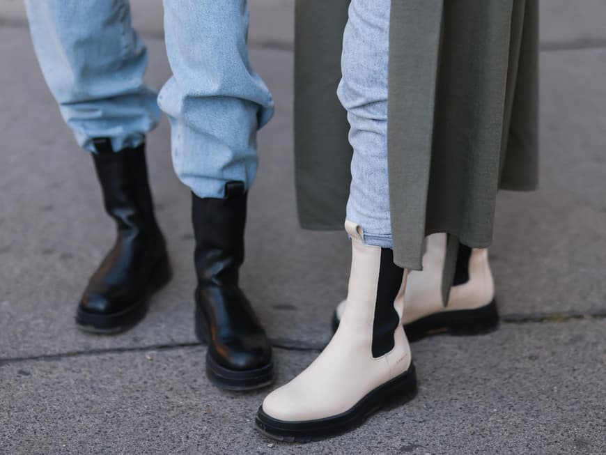 Frauen tragen Chelsea Boots 