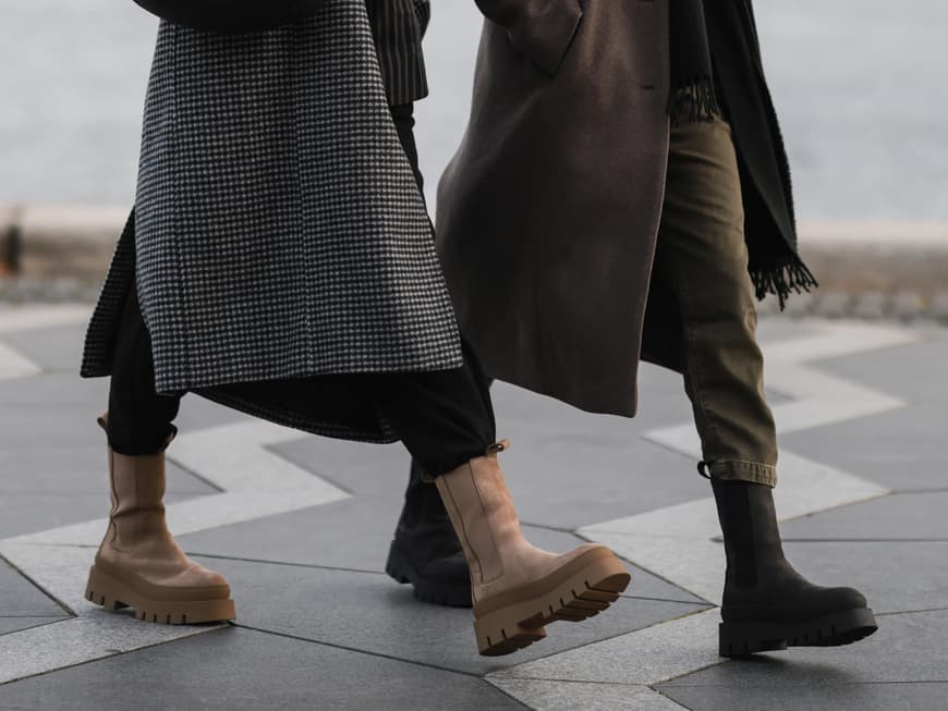 Winter-Trends: Diese eleganten Stiefel von Rieker sitzen an breiten Füßen wie angegossen Frauen tragen Stiefeletten