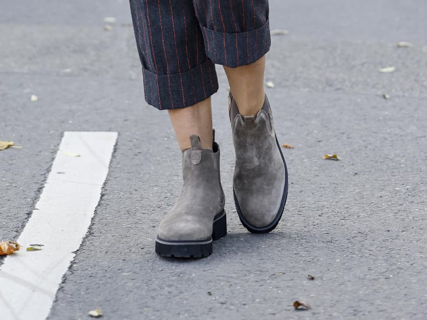 Frauke Ludowig trägt graue Wildlederstiefel