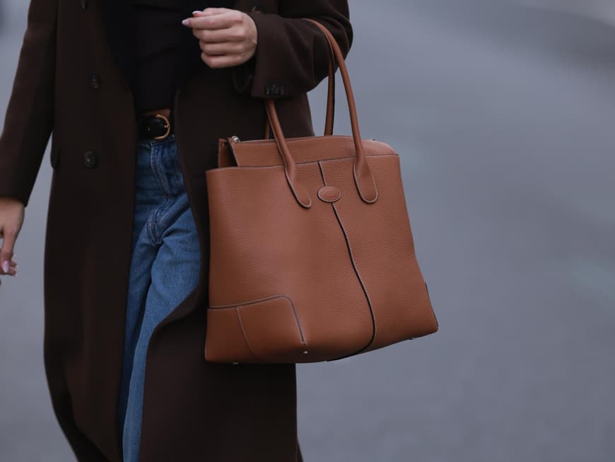 Taschen-Trends: Im Winter gönnen wir uns dieses Luxus-Modell von Aigner Frau trägt braune Tasche