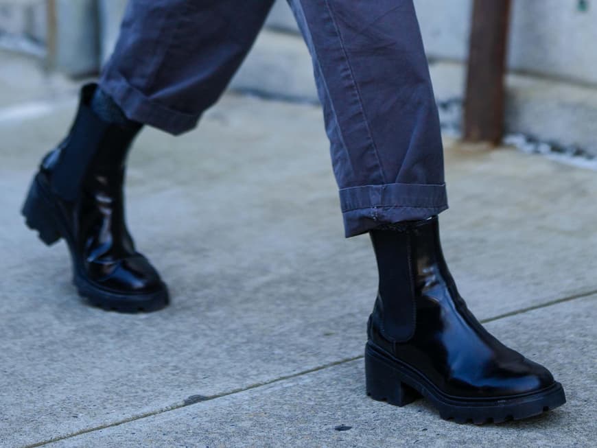 Frau trägt Chelsea Boots