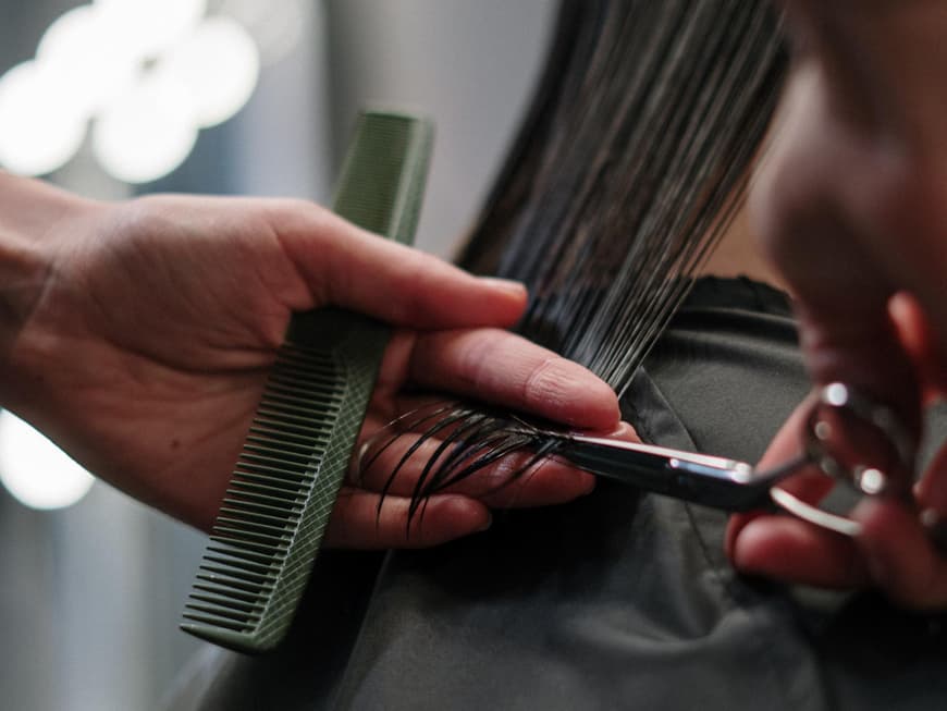 Haare werden geschnitten