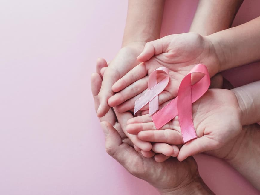 Brustkrebs-Awareness-Month: 3 Wege, wie du dich engagieren kannst Rosa Brustkrebs-Schleife