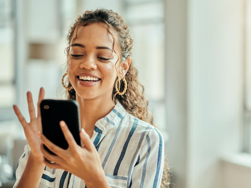 Frau hält Handy in der Hand