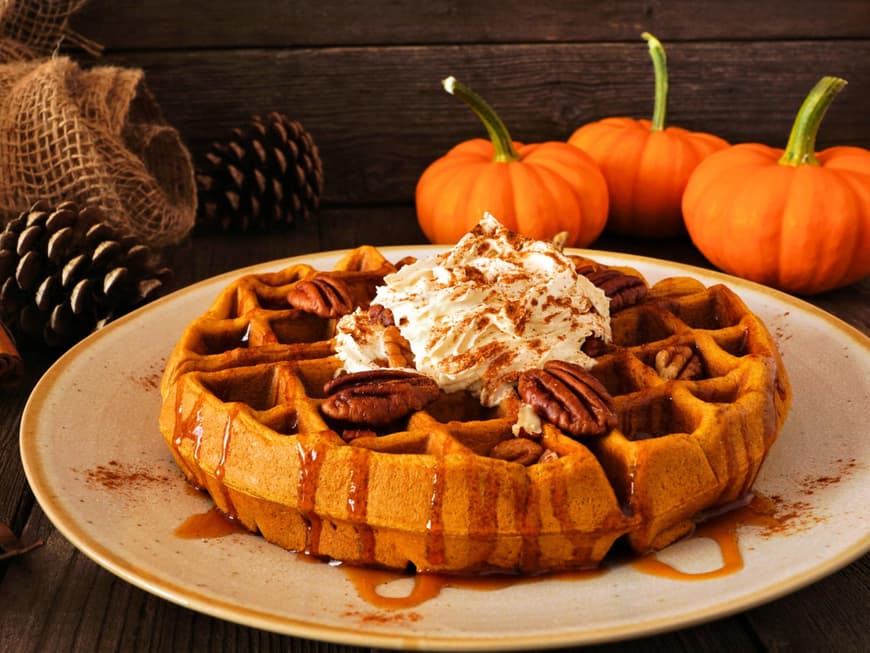 Runde Kürbis-Waffel auf einem Teller