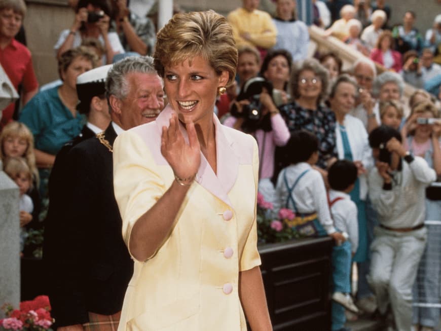 Lady Diana im gelben Kostüm