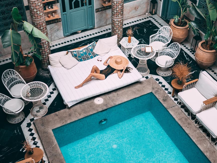 Frau am Pool