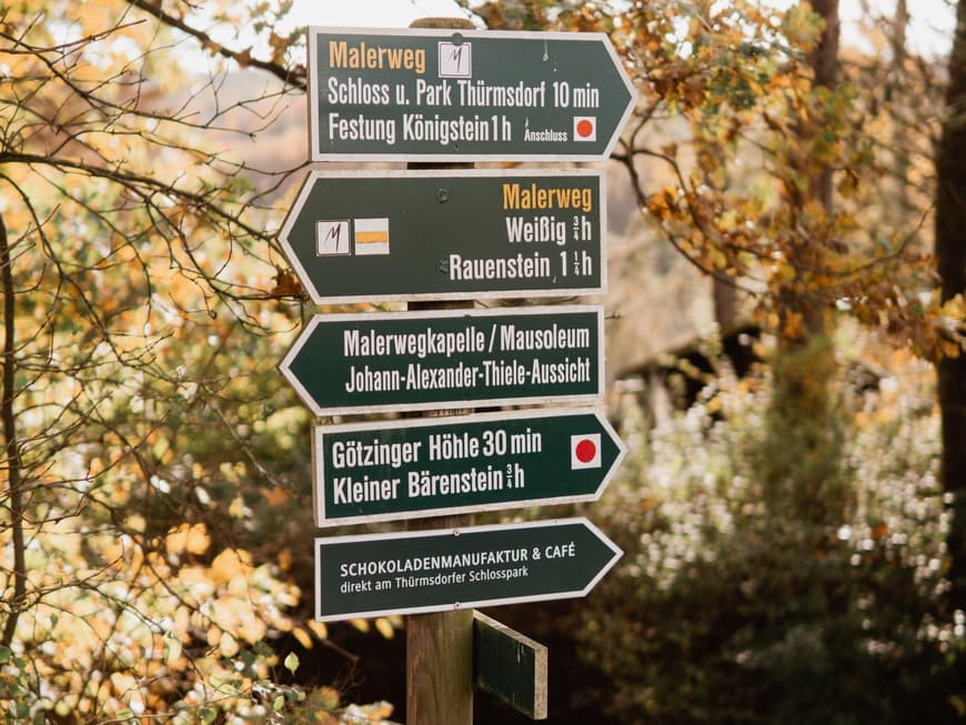 Schild im Wald in herbstlichen Farben