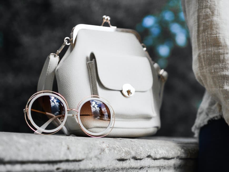 Frau trägt Handtasche
