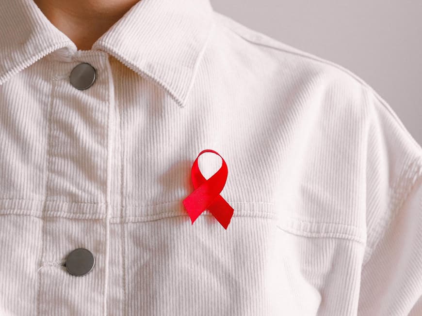 Aids Logo auf Hemd