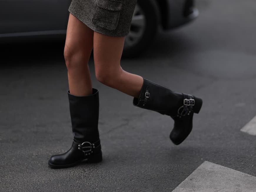 Frau mit flachen Biker Boots