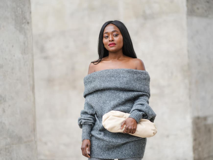 Frau mit grauem Strickpullover