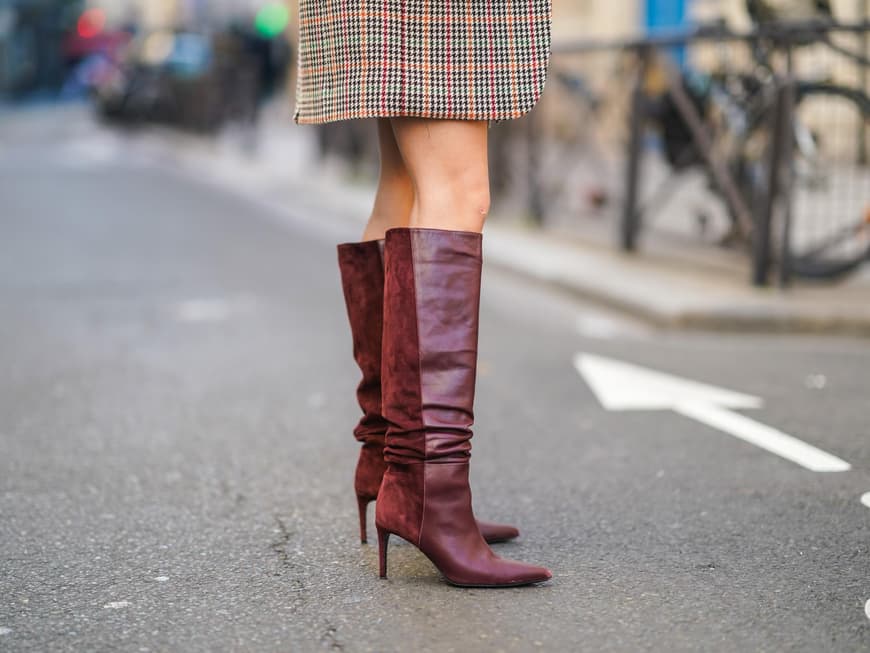 Stiefel-Trends: Diese 3 Boots zaubern einen schmalen Fuß Frau mit roten Stiefel mit einer spitzen Leiste
