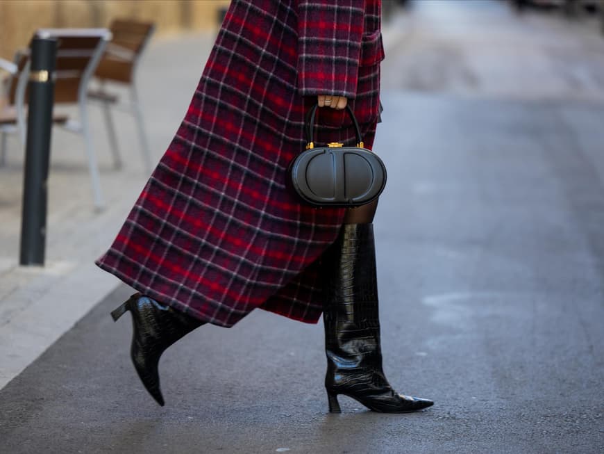 Frau mit stylischen Stiefeln