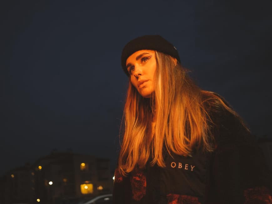 Frau mit  Mütze in der Nacht
