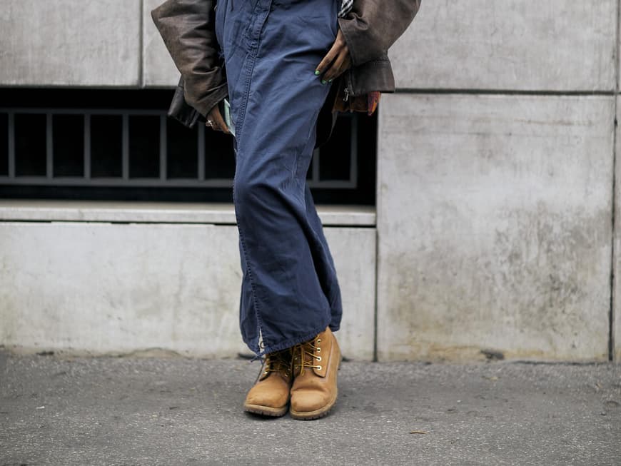 Frau trägt braune Chelsea Boots Streetstyle