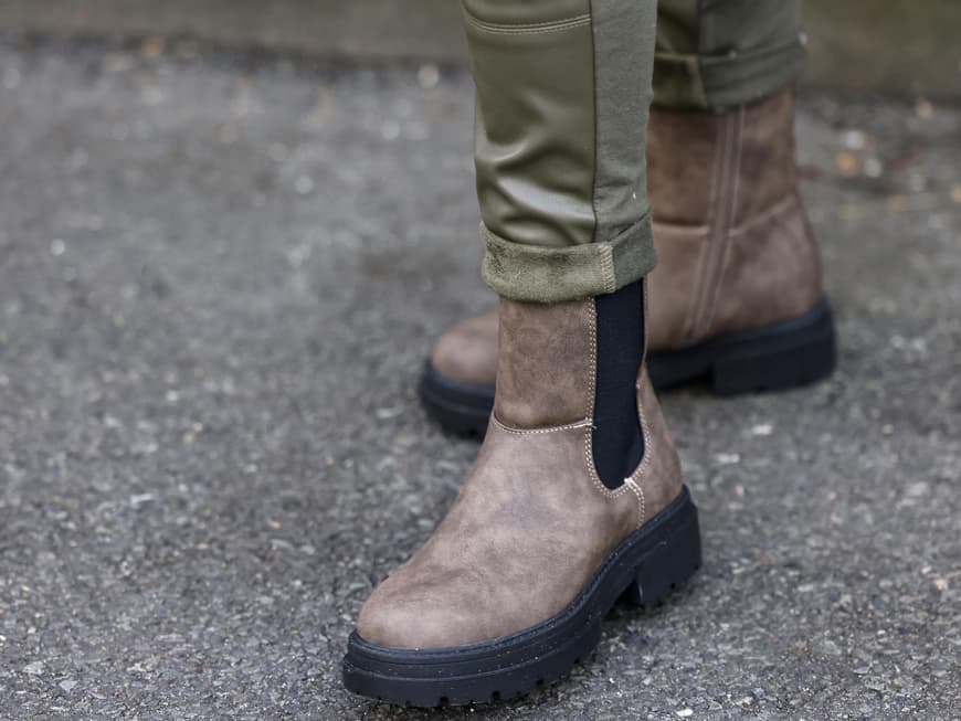 Frau trägt braune Chelsea Boots Streetstyle