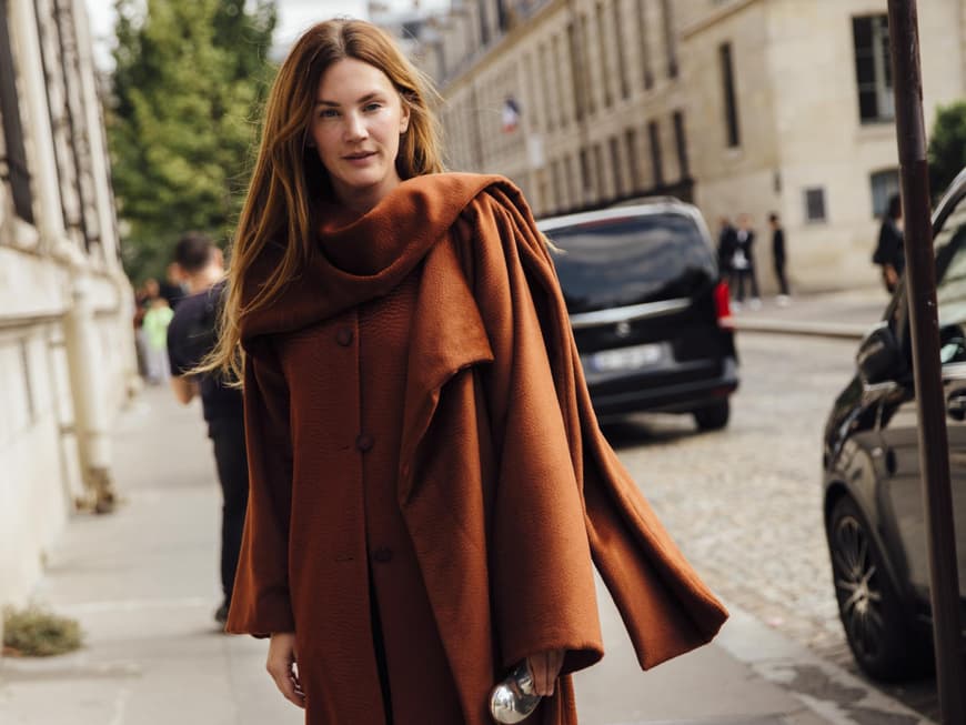 Frau trägt Strickset auf Paris Fashion Week in Orange Streetstyle Frau trägt Strickset auf Paris Fashion Week in Orange Streetstyle