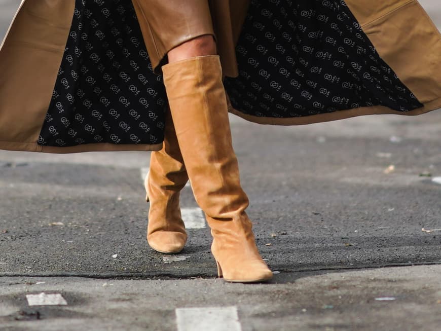 Frau trägt braune Wildlederstiefel