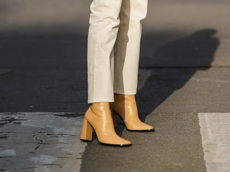 Boots in Beige kombinieren: Styling-Tipps & Looks Frau trägt beige Boots